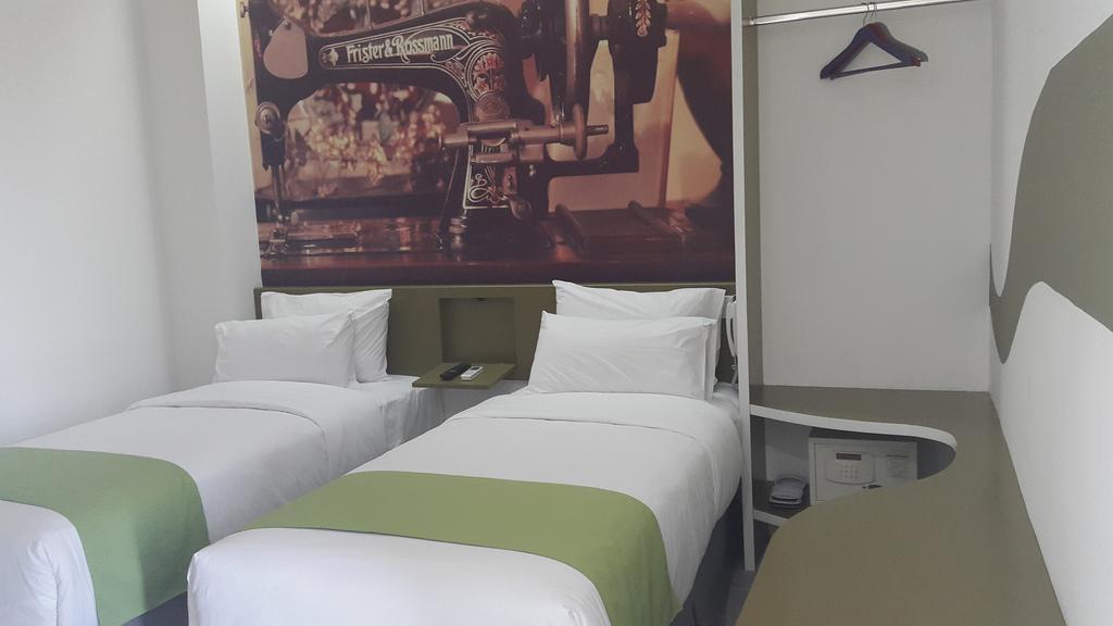 Hotel 88 Kedoya ジャカルタ エクステリア 写真